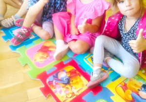 Dziewczynki układają piankowe puzzle.