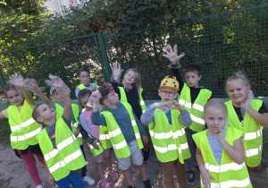 Dzieci z grupy żółtej gotowe do sprzątania.