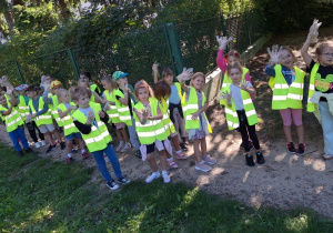 Przedszkolaki w gotowości do sprzątania pobliskiego parku.