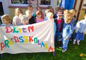 Przedszkolaki z grupy niebieskiej na ogrodzie przedszkolnym.