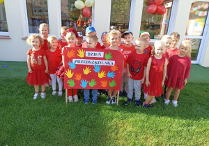 Dzieci z grupy czerwonej z samodzielnie wykonanym transparentem
