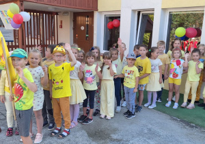 Grupa żółta gotowa do wyjścia z okazji Dnia Przedszkolaka