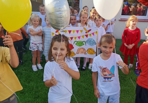 Dzieci wypuszczają balony.
