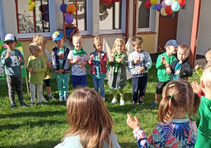 Dzieci śpiewają piosenkę o krasnoludku.