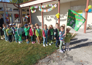 Dzieci z grupy zielonej przed pochodem wokół przedszkola.