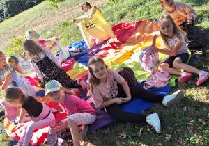 Dzieci w trakcie pikniku w parku