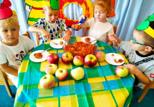 Dzieci degustują przygotowany deser.