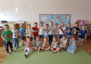 Wspólna fotografia przedszkolaków z grupy zielonej z upominkami.