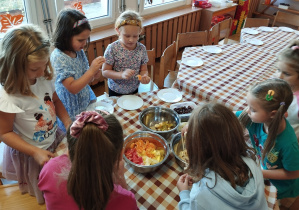 Dziewczynki przygotowują szaszłyki