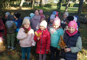 Dzieci prezentują różnobarwne liście.