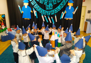 Przedszkolaki śpiewają i tańczą do piosenki „Nóżki robią tup tup tup"