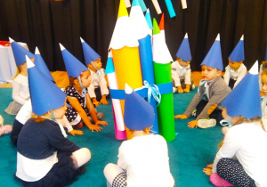Dzieci śpiewają piosenkę „Jestem sobie przedszkolaczek” uderzając rączkami w dywan i klaszcząc..