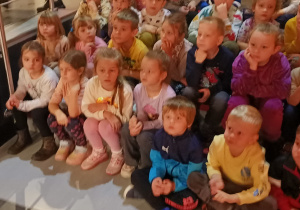 Dzieci oglądają szablony bombek.