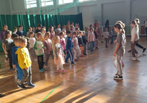 Przedszkolaki naśladuja ruchy do układu tanecznego.