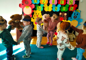Dzieci tanczą z misiami do piosenki „ Pluszowy Miś”