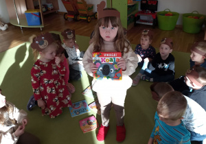 Maja prezentuje książkę „Uwaga! Koala!”.