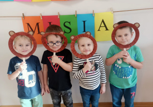 Bartosz, Antek, Hania K. i Wiktor w „Misiowej Fotobudce”.