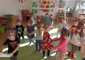 Przedszkolaki tańczą w parach.