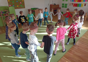 Dzieci tańczą w kole.