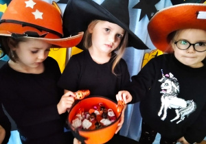 Liwia, Helenka i Julia prezentują andrzejkowe słodkości.