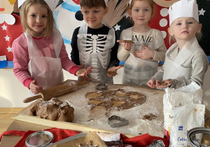 Dzieci prezentują świąteczne kształty pierniczków.