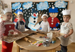 Dzieci prezentują wykonane pierniki.