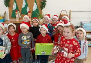 Dzieci prezentują otrzymane prezenty od Mikołaja.