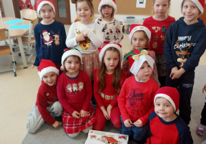 Dzieci prezentują otrzymane prezenty od Mikołaja.