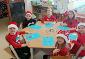 Dzieci rysują postać Mikołaja.