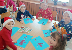 Dzieci rysują postać Mikołaja.