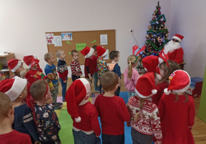 Przedszkolaki śpiewają Mikołajowi okolicznościową piosenkę.