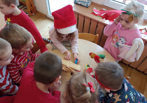 Dzieci bawią się zabawkami od Mikołaja.