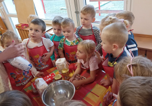 Dzieci poznają składniki do wykonania ciasta.
