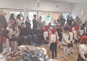 Dzieci śpiewają piosenkę na zakończenie przedstawienia pt. Leć kolędo w świat.