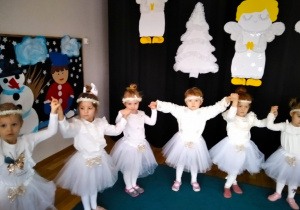 Dzieci ilustrują ruchem piosenkę świąteczną.„ Zostań Jezu mym braciszkiem "
