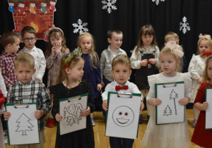 Dzieci śpiewają piosenkę „Choinka” z wykorzystaniem piktogramów.