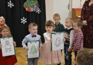 Przedszkolaki śpiewają piosenkę „Choinka” z wykorzystaniem piktogramów.