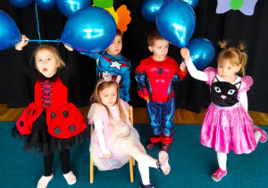 Zdjęcie dzieci z balonikami.