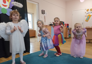Basia, Zoja, Ania i Hania K. tańczą w rytm muzyki.