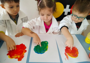 Dzieci mieszają kolory za pomocą palca