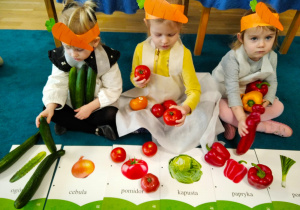 Dziewczynki układają warzywa na planszy