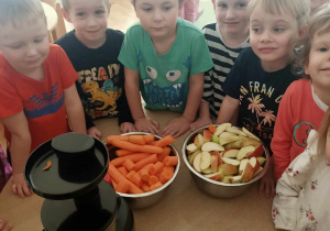 Przedszkolaki przygotowane do robienia soku jabłkowo-marchwiowego.