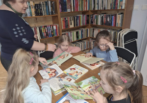 Zapoznanie dzieci z pracą bibliotekarza oraz książkami, a także celem warsztatów.