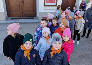 Zadowolna grupa pomarańczowa wraca do przedszkola.