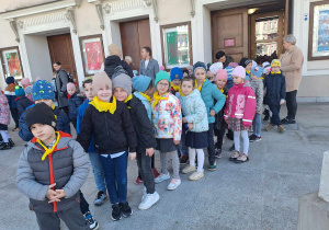 Zadowolna grupa żółta wraca do przedszkola.