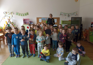 Wspólna fotografia przedszkolaków z panią Anitą ze Straży Miejskiej.