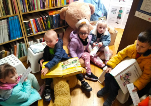 Dzieci oglądają książeczki.
