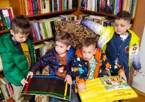 Chłopcy oglądają książki dla dzieci.