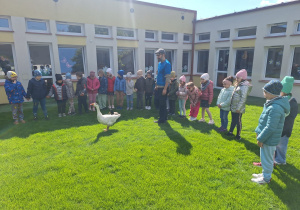 Dzieci z grupy żółtej witają pana Dariusza - podróżnika ze swoimi zwierzętami.