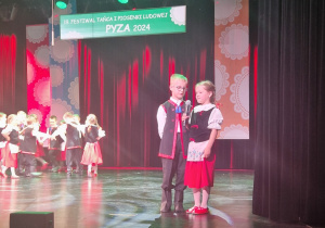 Mikołaj i Tamara śpiewają do piosenki "Szewiec".
